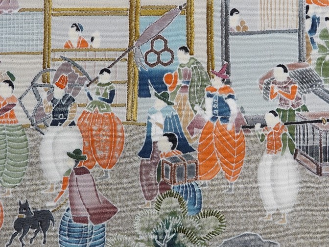 特選御和額 円形細かい刺繍と装飾が特徴の作品