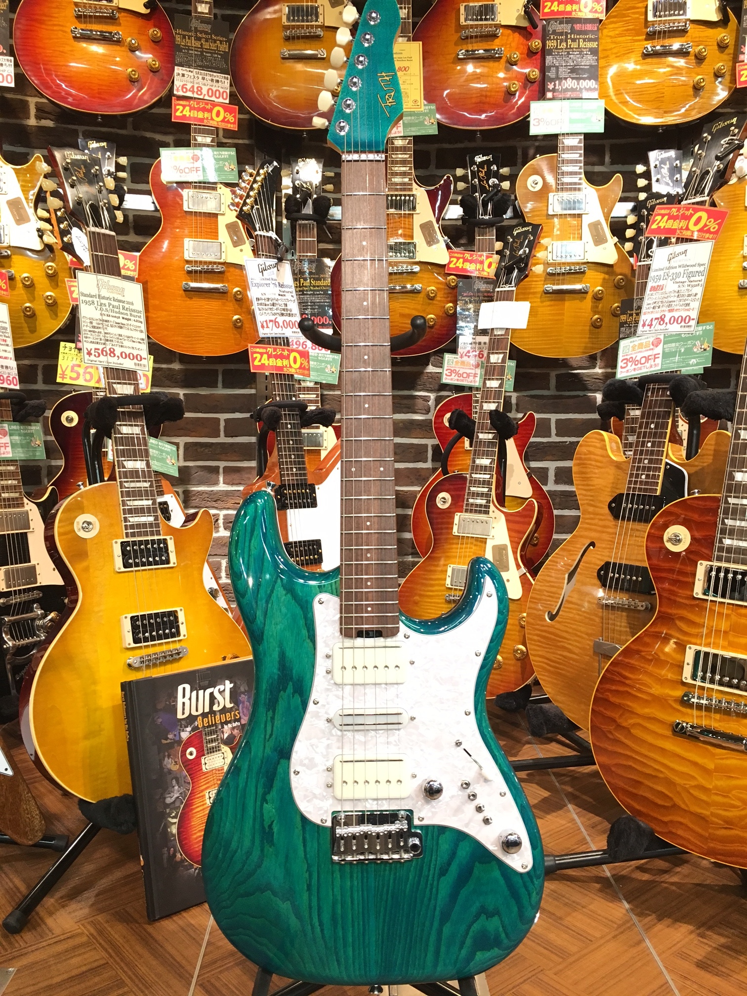 夏を感じさせるさわやかなエメラルドグリーン！！早くも池袋店に夏の