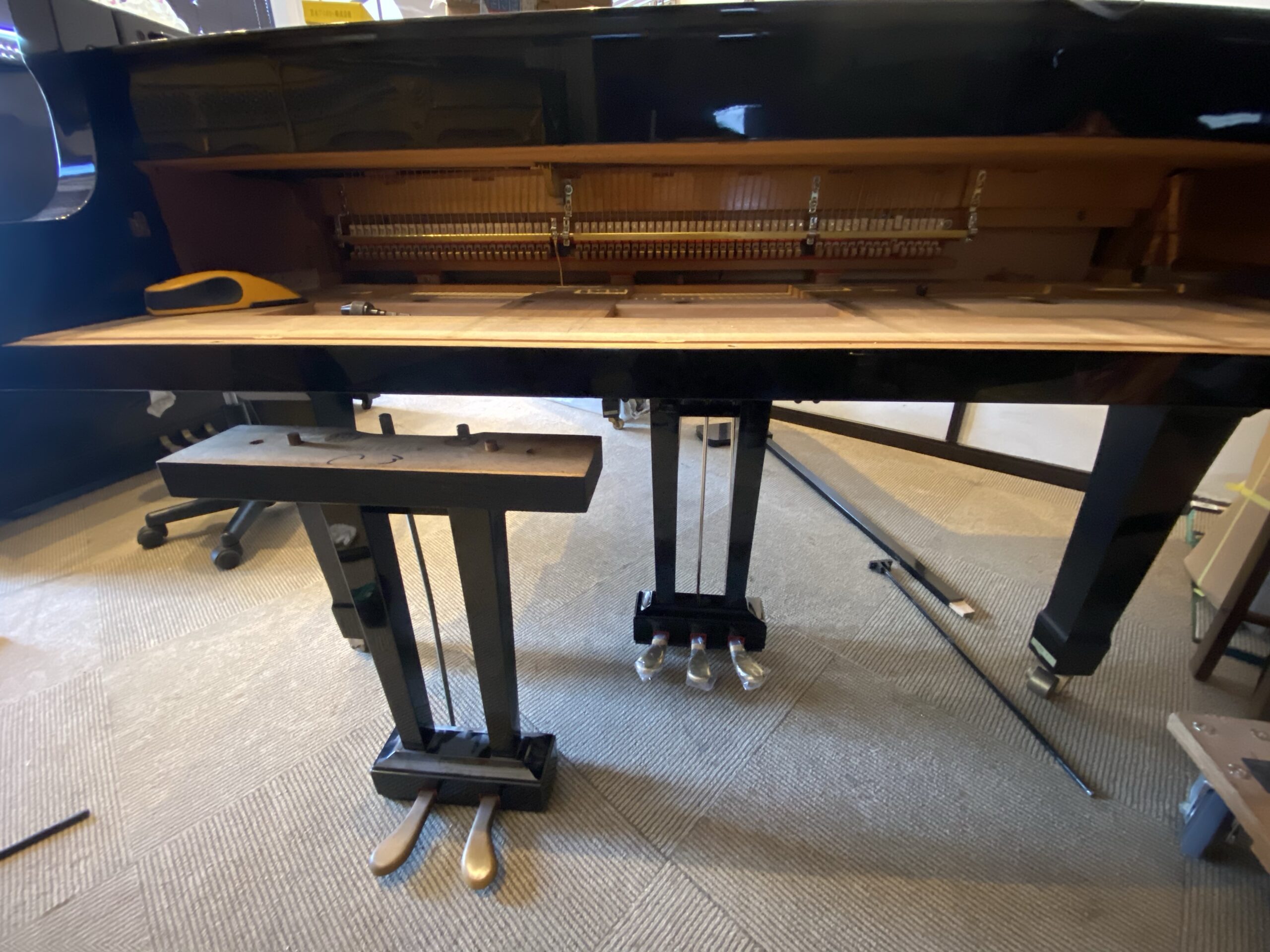 グランドピアノ ソステヌートペダル部品 2本ペダルから3本ペダルへ