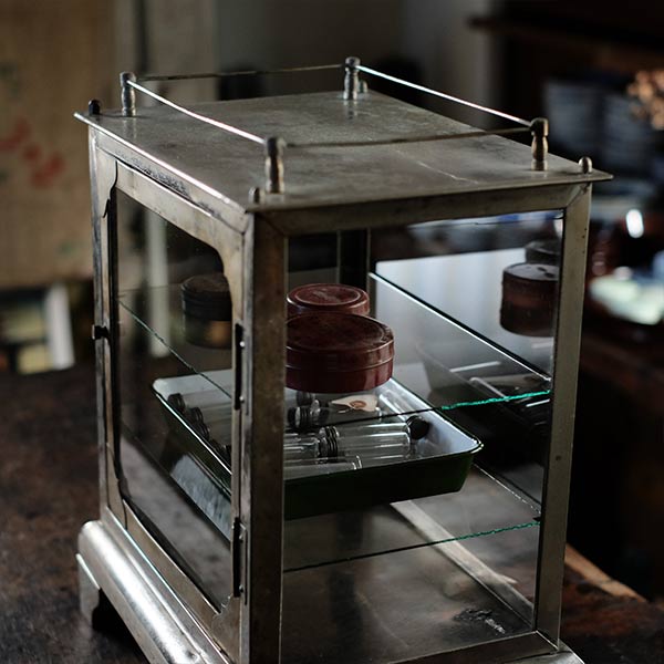 ガラス棚付きメタル製の古い消毒ケース – zakka store towi
