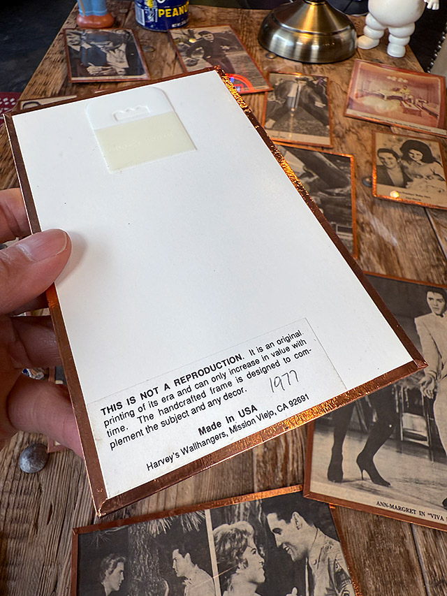 70年代当時のエルヴィス・プレスリーの本物の記事を収めた