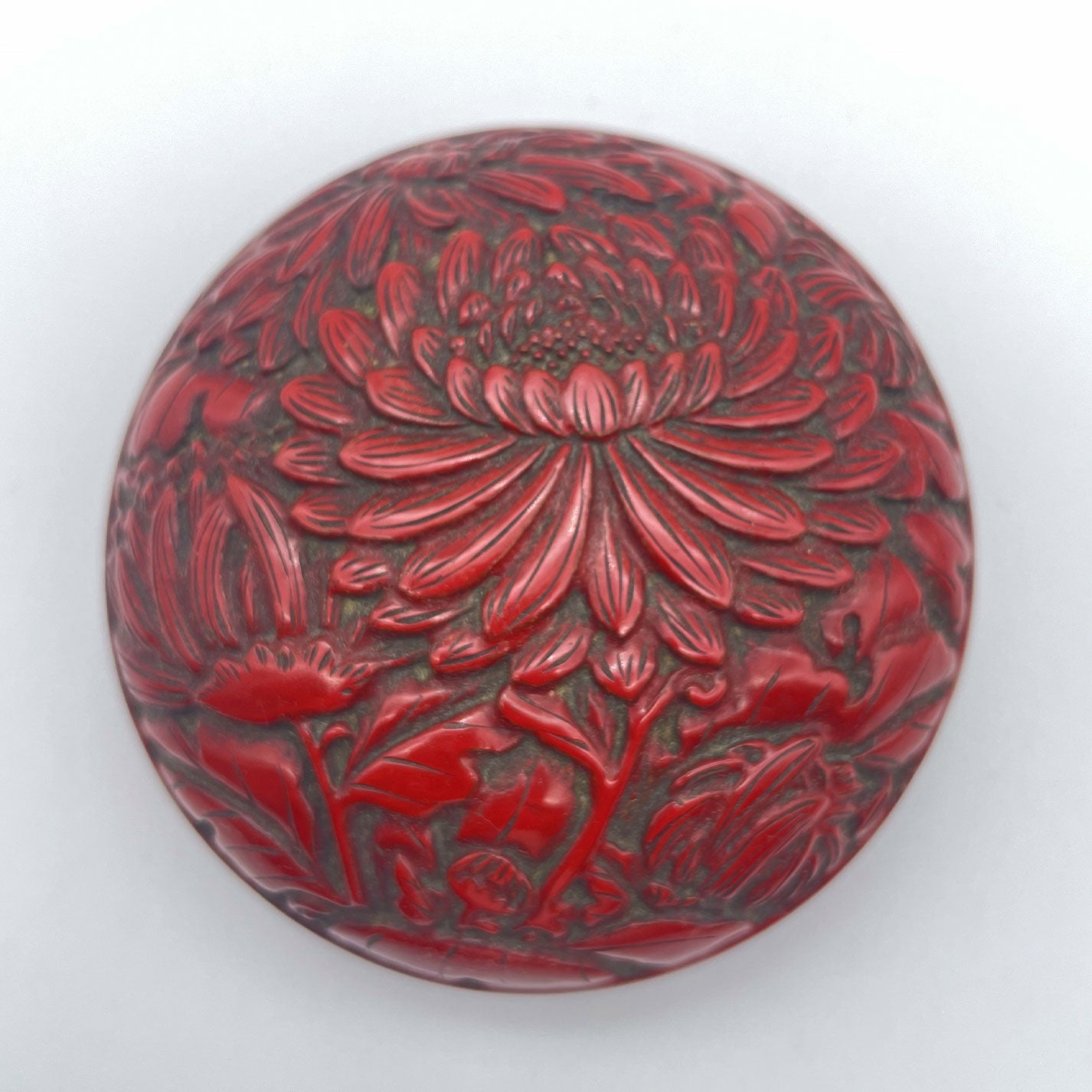 日本と中国の堆朱（ついしゅ）・剔紅（てきこう）とは？｜歴史・特徴を