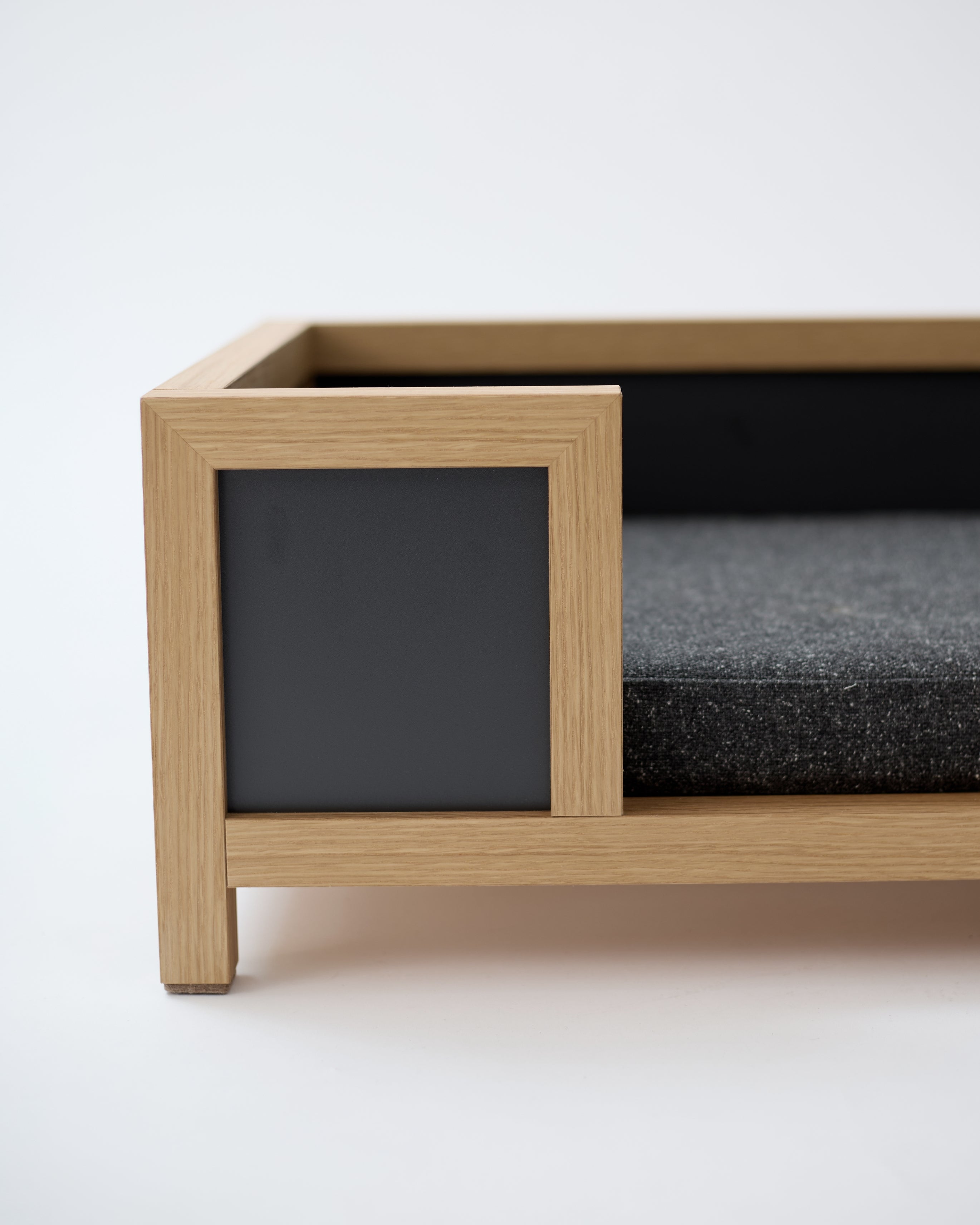 NY BED ｜ 都会的なモダンな形状で、快適な睡眠を。国産木製ペット