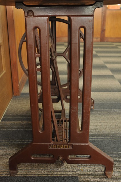 JACK ジャノメ職業用足踏みミシン鉄脚 大型 テーブルに！ JACK