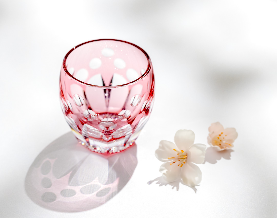 江戸切子 伝統工芸士・鍋谷聰 作 冷酒杯＜桜＞ | カガミクリスタル