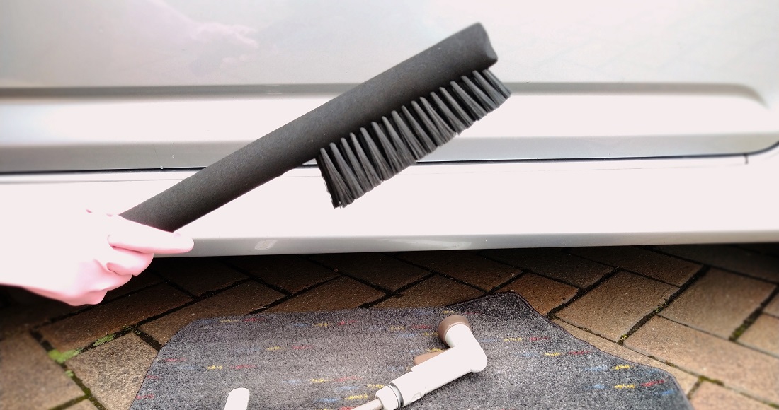 フロアマットってどう掃除してる？ 1つ3役の専用ブラシで車内を