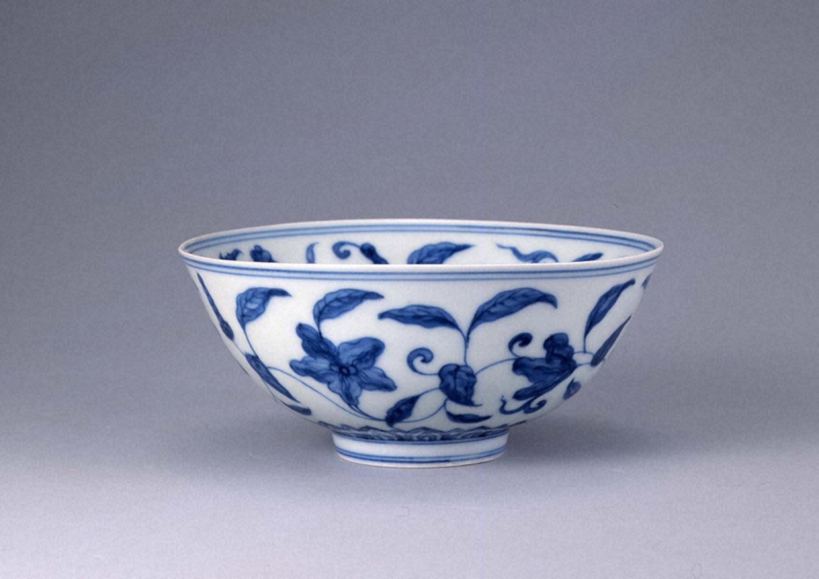 青花花唐草文碗｜展示中の日本・東洋のやきもの｜コレクション｜岡田美術館