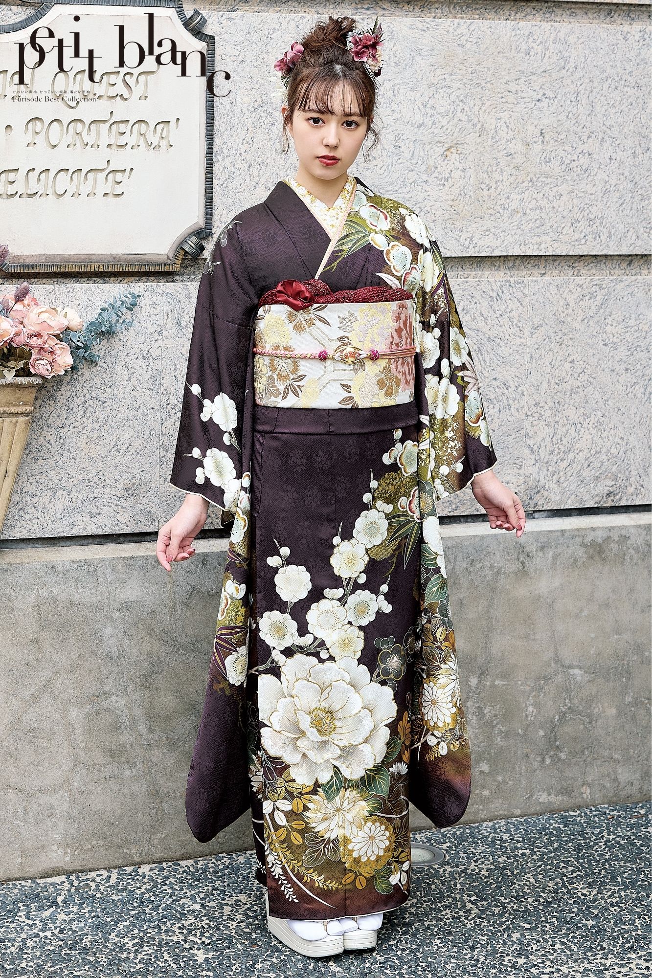 大胆な白牡丹が映えるシックなこげ茶振袖｜大人の可憐さを放つ成人式コーデ