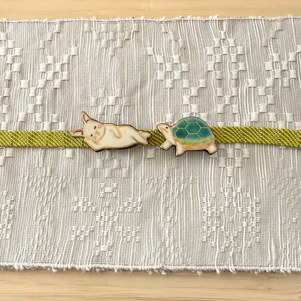 五福さんの帯留め「ウサギとカメ」 | 普段着きものもたはん