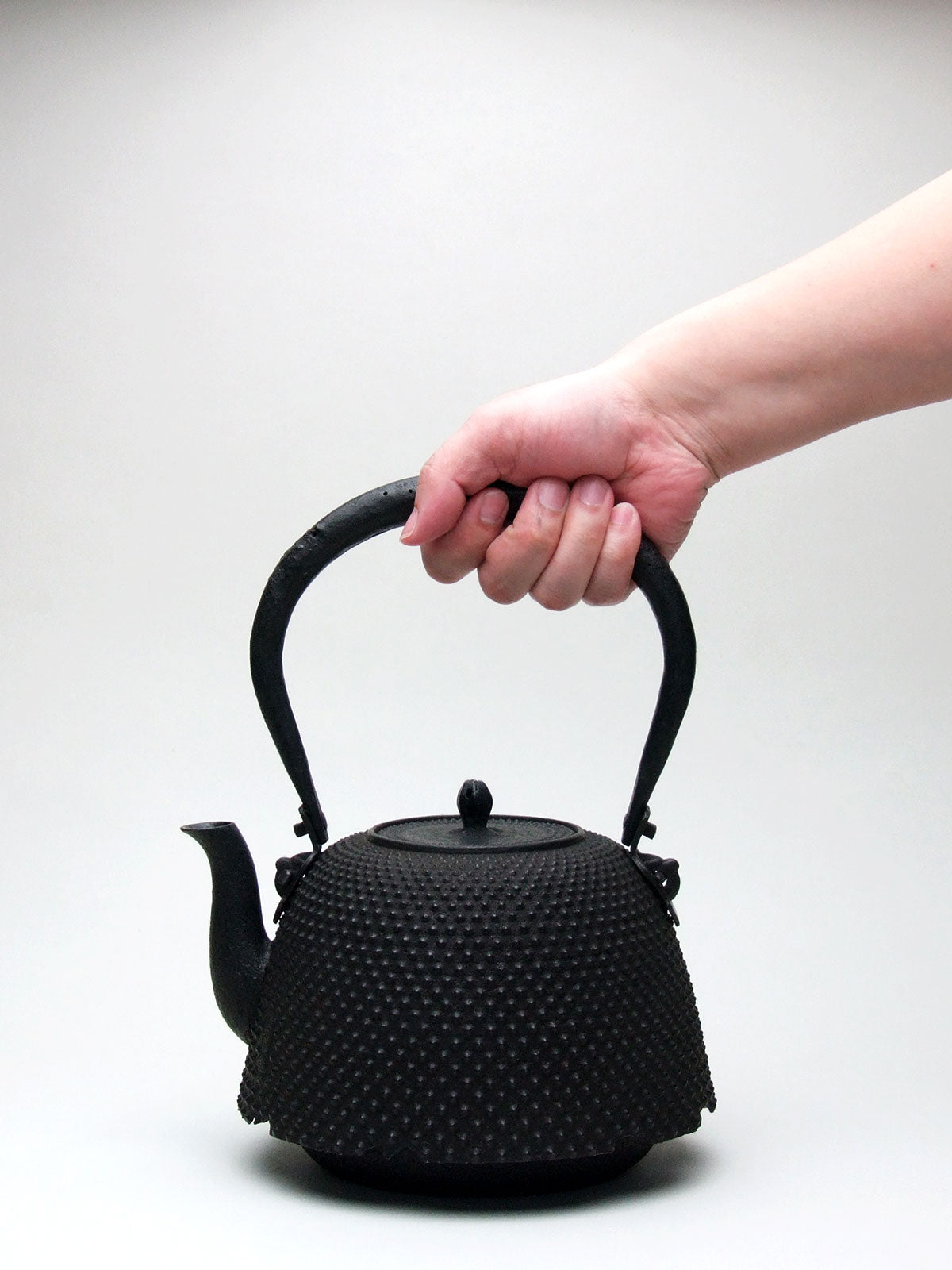 霰文南部形鉄瓶 – 御釜屋