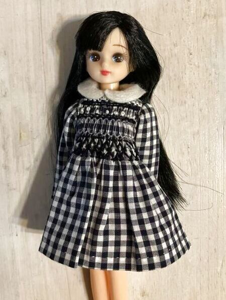 リカちゃん相当size『黒いチェックにスモッキング刺繍のあるワンピース