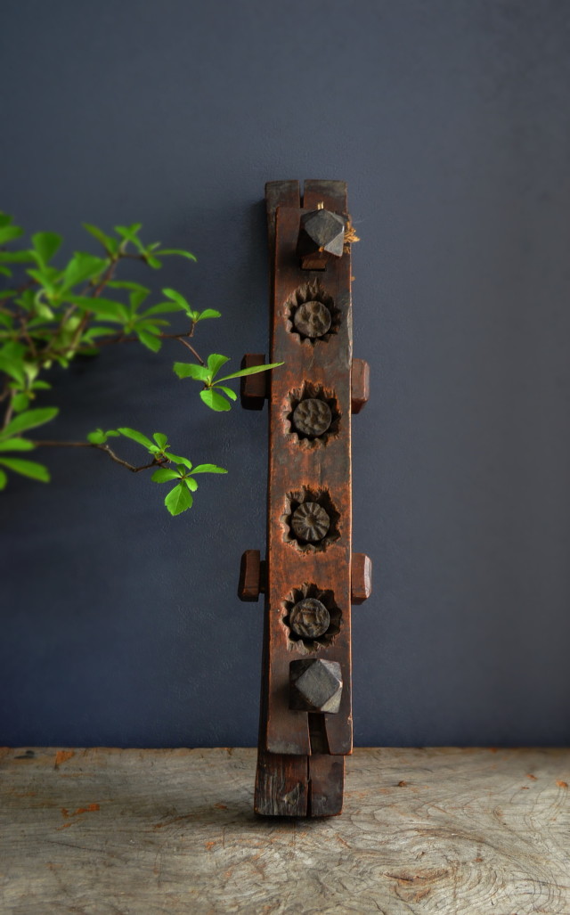 李朝 木工 菓子型 木味の良い作品です 李朝 木工 菓子型 木味の良い