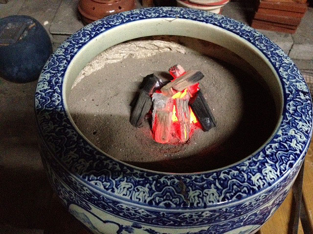 火鉢は暖房や調理にも使え輻射熱で身も心も温まる昔ながらの生活道具