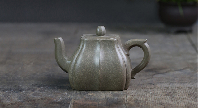 已讓)紫砂壺青段泥-中品四瓣精美菱花壺(周華強) - 焯印堂焯印堂