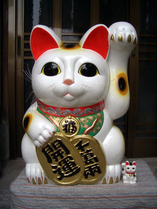 株式会社梅月冨本人形園｜招き猫について｜色や右手、左手の意味について