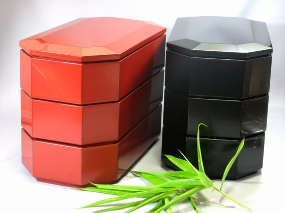 三段重箱（八角型）たまり朱 1組 418,000円（税込） | 輪島塗の塗師屋