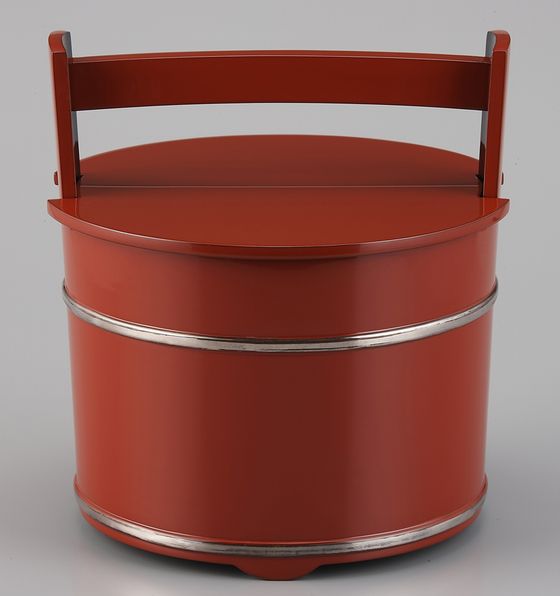 手桶型水指 朱塗り銀タガは、漆の朱に特製の銀金具が美しい水指