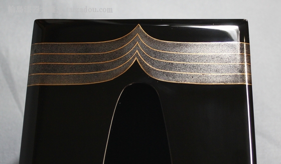 ティッシュと小物を入れる輪島塗のティッシュケースは、波紋蒔絵で優雅