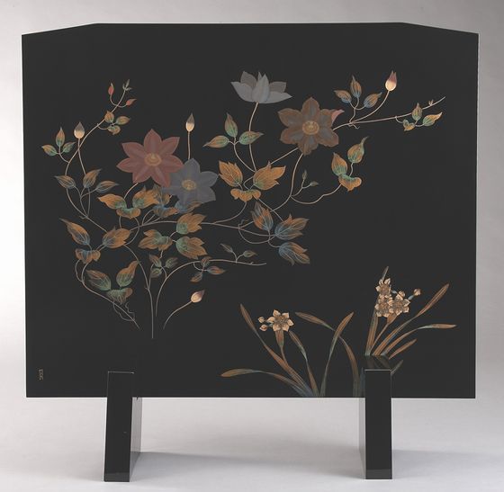 衝立 鉄線蒔絵は、色鮮やかな鉄線とかれんな水仙が競い咲きの衝立