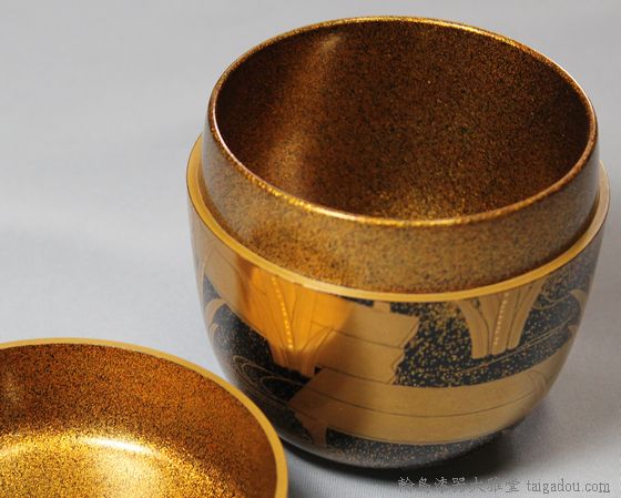 棗（なつめ）八橋蒔絵は、漆黒と金の対比が美しい豪華な蒔絵の棗