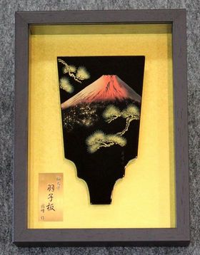 飾皿漆額（羽子板型）赤富士沈金 71,500円（税込） | 輪島塗の塗師屋