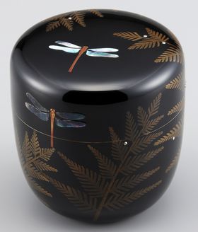 棗（なつめ）しだにトンボ蒔絵は、しだの露に銀を、トンボの羽に貝を用