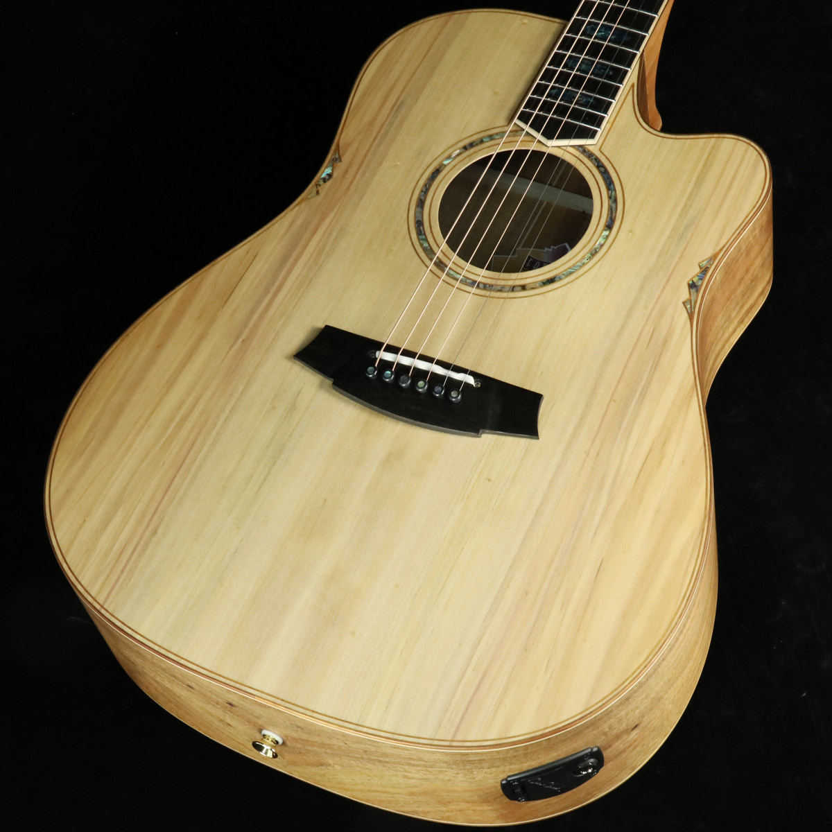 オーガニックかつナチュラルなデザインが魅力的、Cole Clarkギター