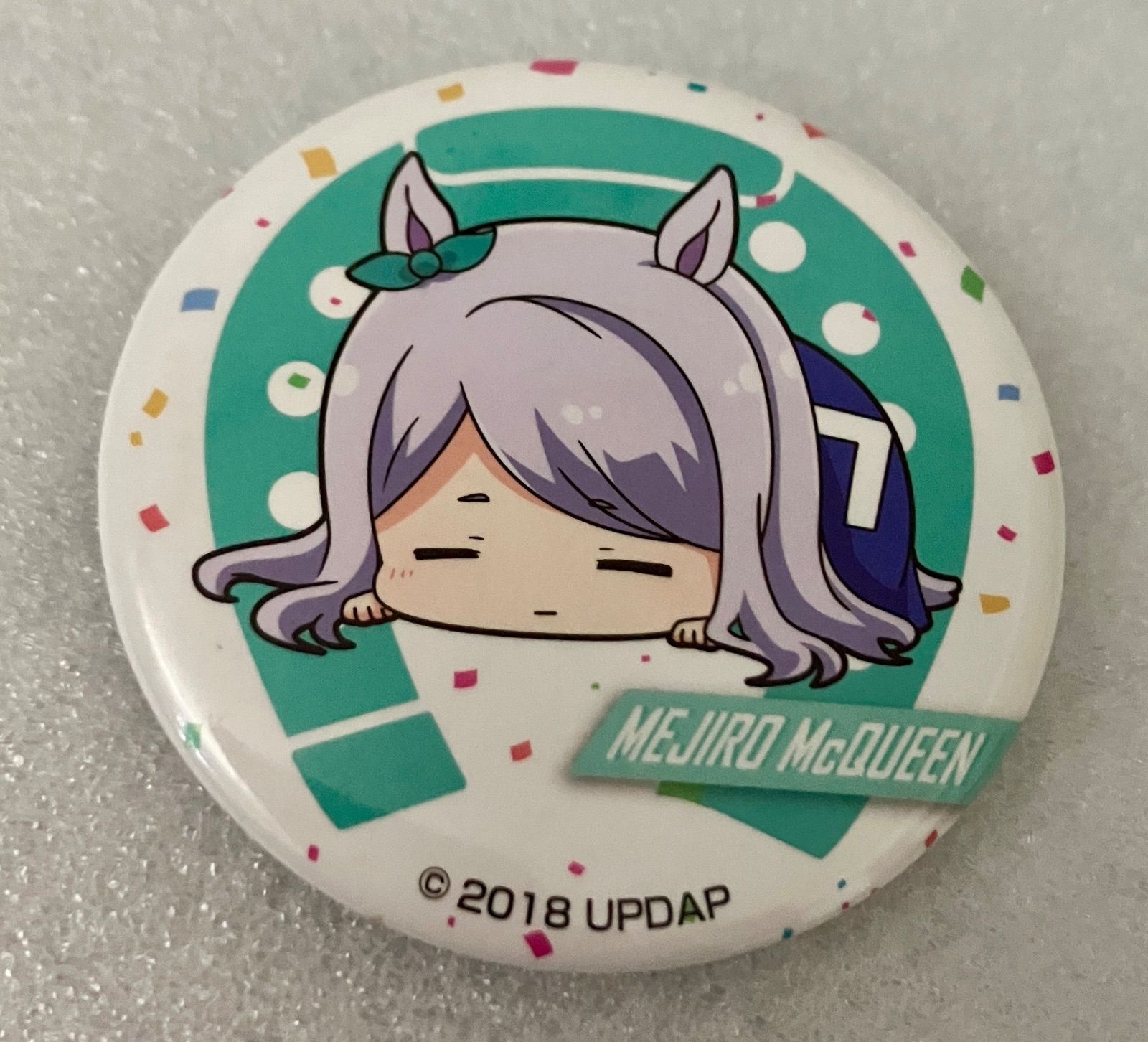f➕ウマ娘➕ メジロマックイーン 寝そべり 目閉じ 缶バッジ - メルカリ