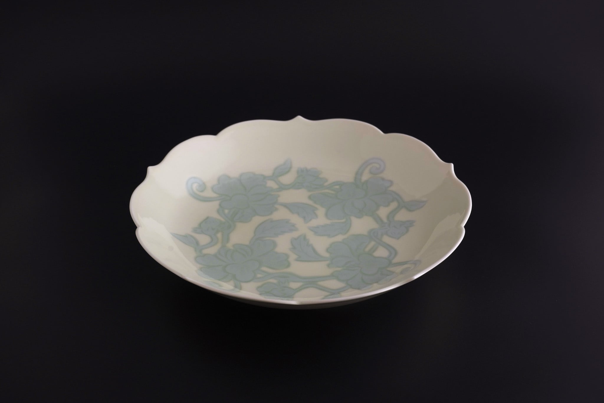 人間国宝 井上萬二 白磁緑釉牡丹彫文 鉢 菓子器 共箱 R1525ダN2 井上萬