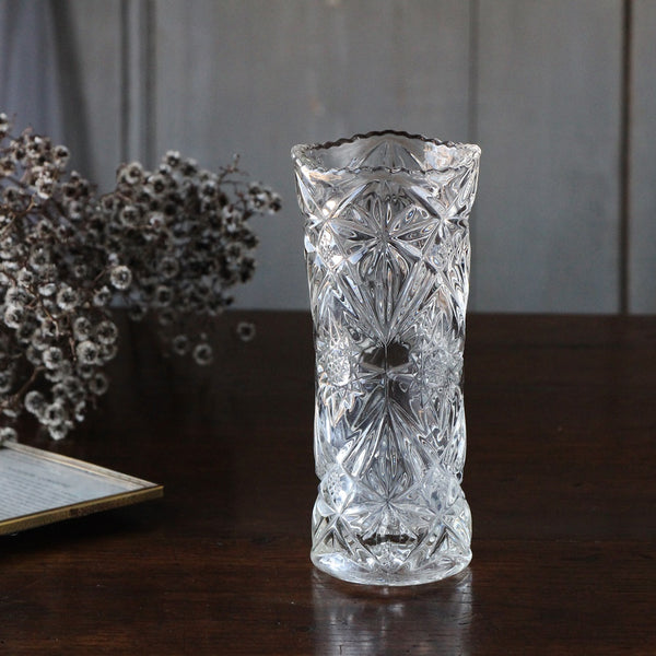 トロンとしたガラスのフラワーベース（高さ20.5cm） イギリス