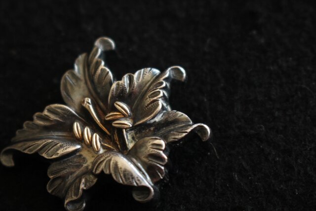 古美道】光民 四分一地 金銀象嵌 帯留 牡丹 横6cm 金工彫金 アンティーク