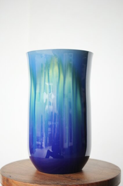 人間国宝 三代徳田八十吉作 金文字銘 碧明燿彩花器 所載品 本人サイン