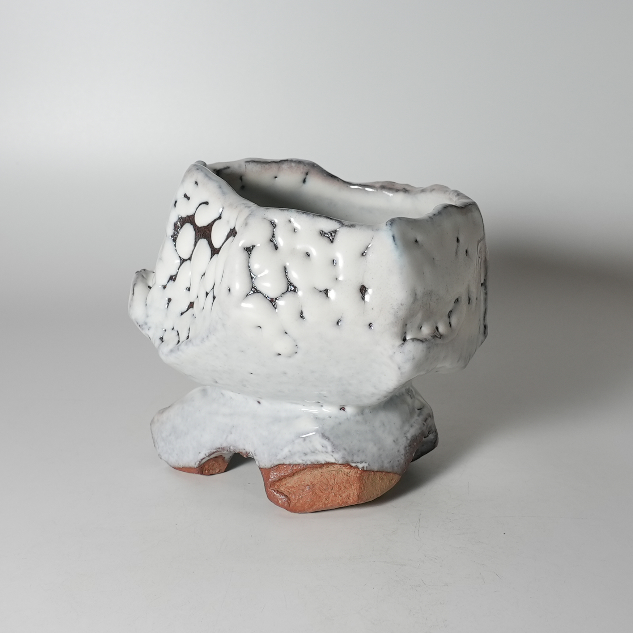 白釉窯変刳貫茶碗 割高台 兼田昌尚 萩焼 | 萩焼屋Hagiyakiya ネット