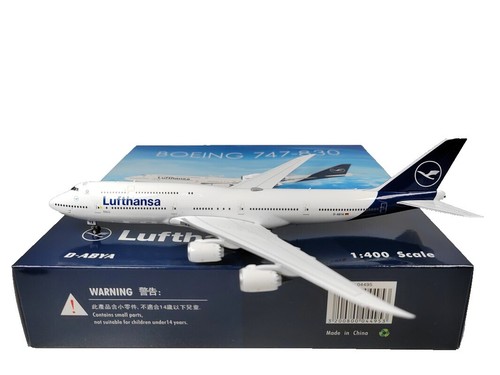 Airplane Model - 1/400 Scale Delta Airlines Boeing 747