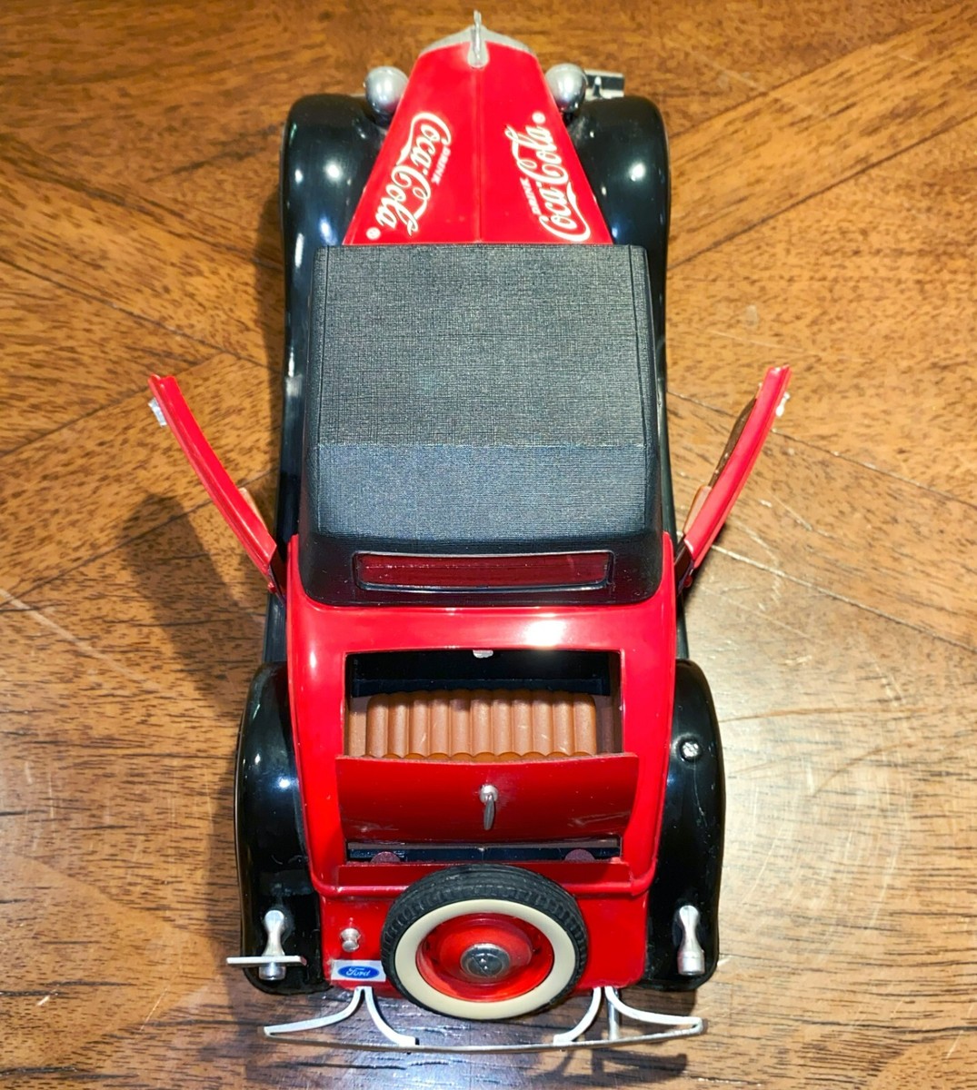 Solido Ford V8 Roadster 1934 Coca-Cola Red & Black Model Car 1/19