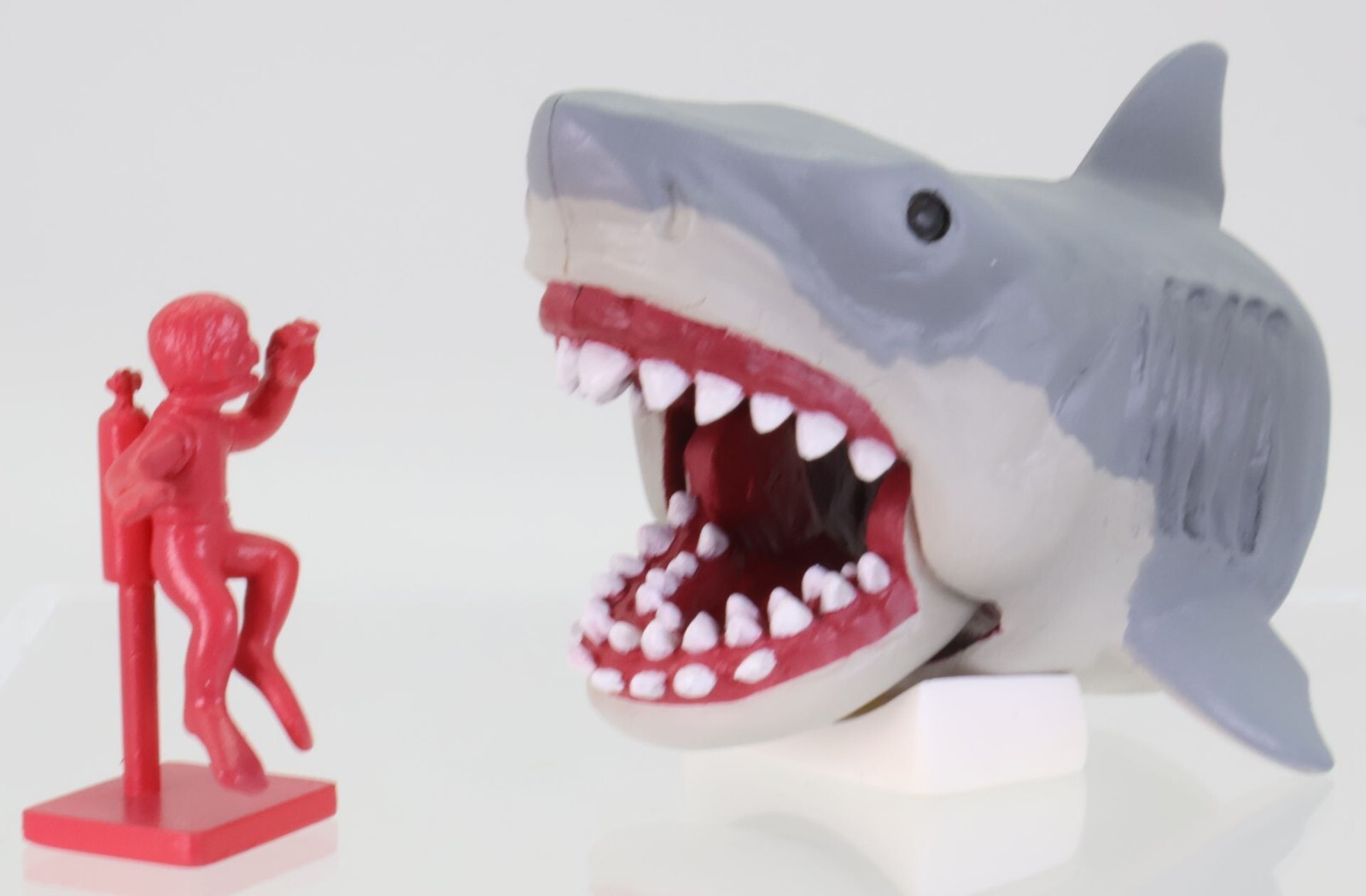 TAKARA TOMY ARTS JAWS 3 APPROACHING FANGS Diorama Mini Figure