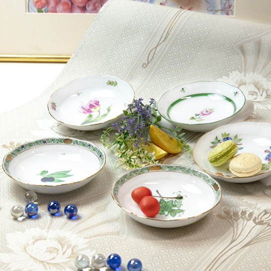 全て手彩色のヘレンドのアポニーグリーンの豪華な脚付き菓子器です