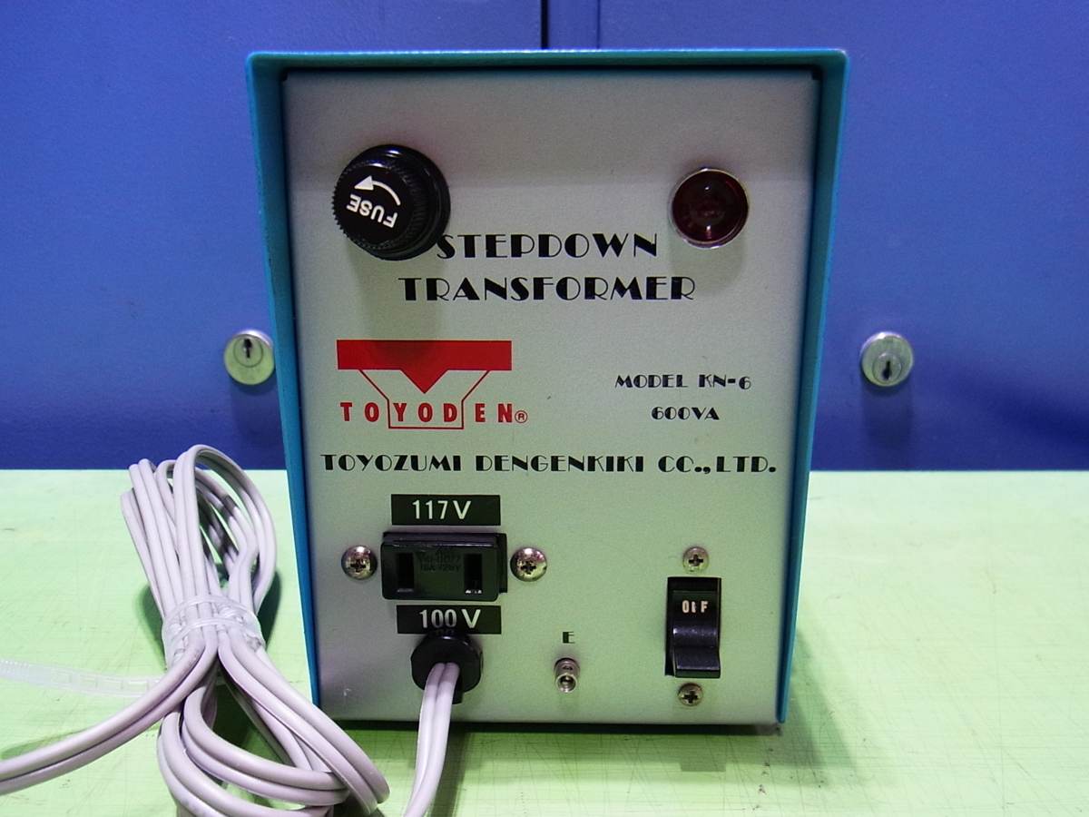 Toyoizumi TOYOZUMI 変圧器 600VA CU240-06S 変圧器 600VA JIS 三相複