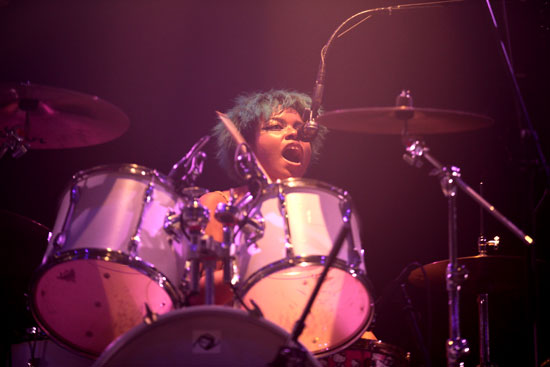 女王蜂、休止前ラスト・ライヴ〈白兵戦〉は儚くも美しい感動の一夜に