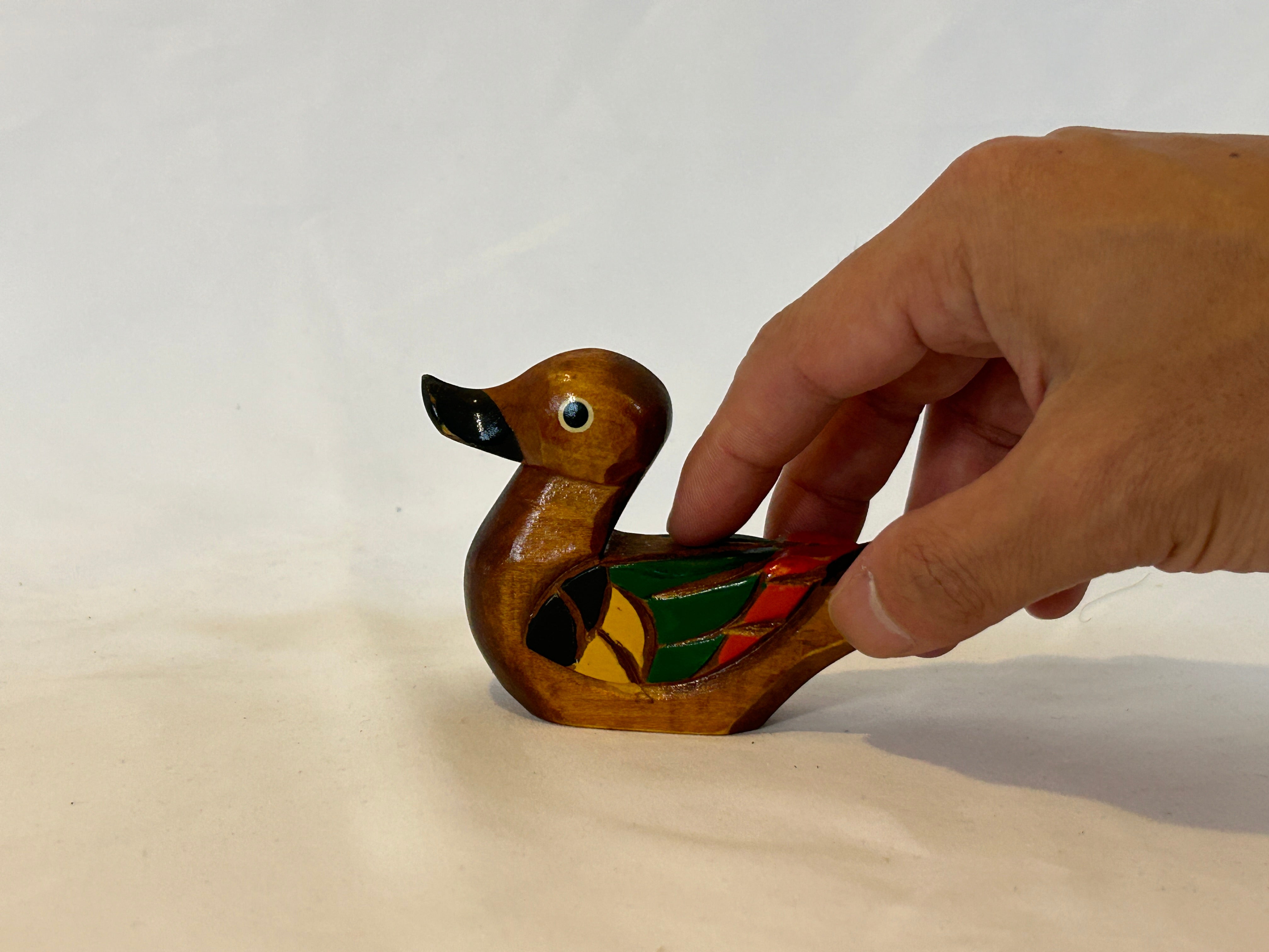 縁起物 天然木 子鴨 カルガモ 鳥 木彫り置物 カモ 鴨 小鴨 水鳥 バード