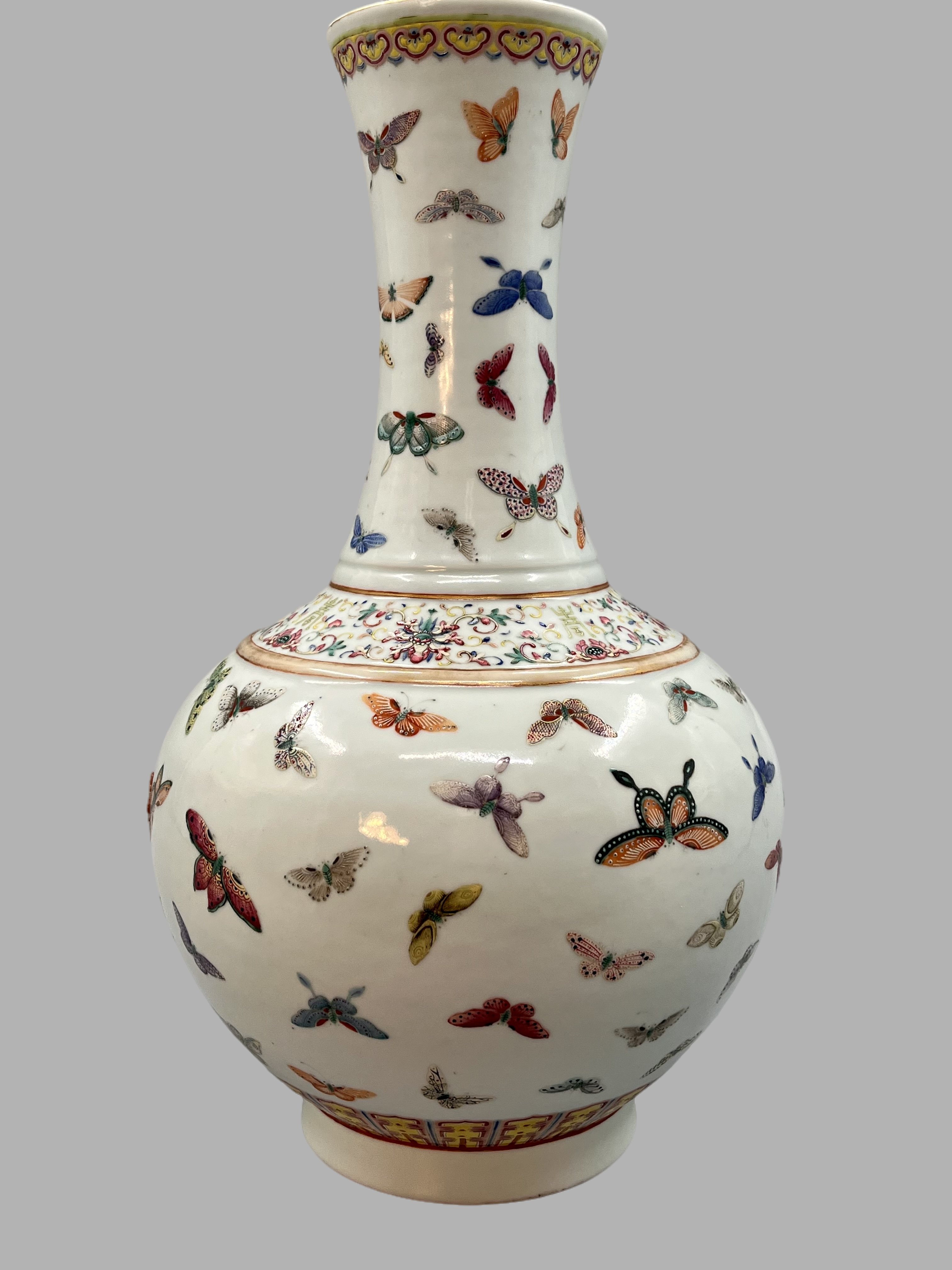 2024]0194-“大清光绪年制”粉彩百蝶纹赏瓶Butterflies Pattern Vase