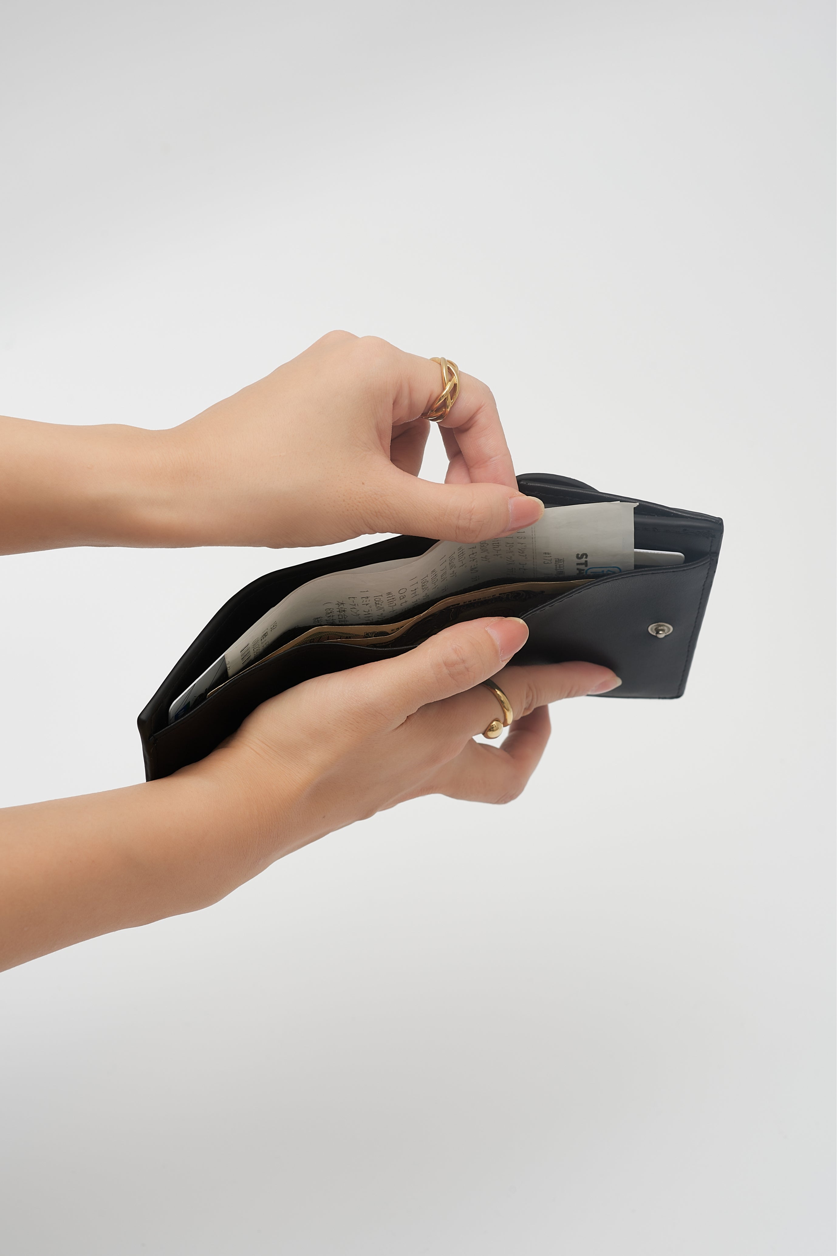 アップルレザー製コンパクトウォレット財布 「Apple Half-moon Wallet