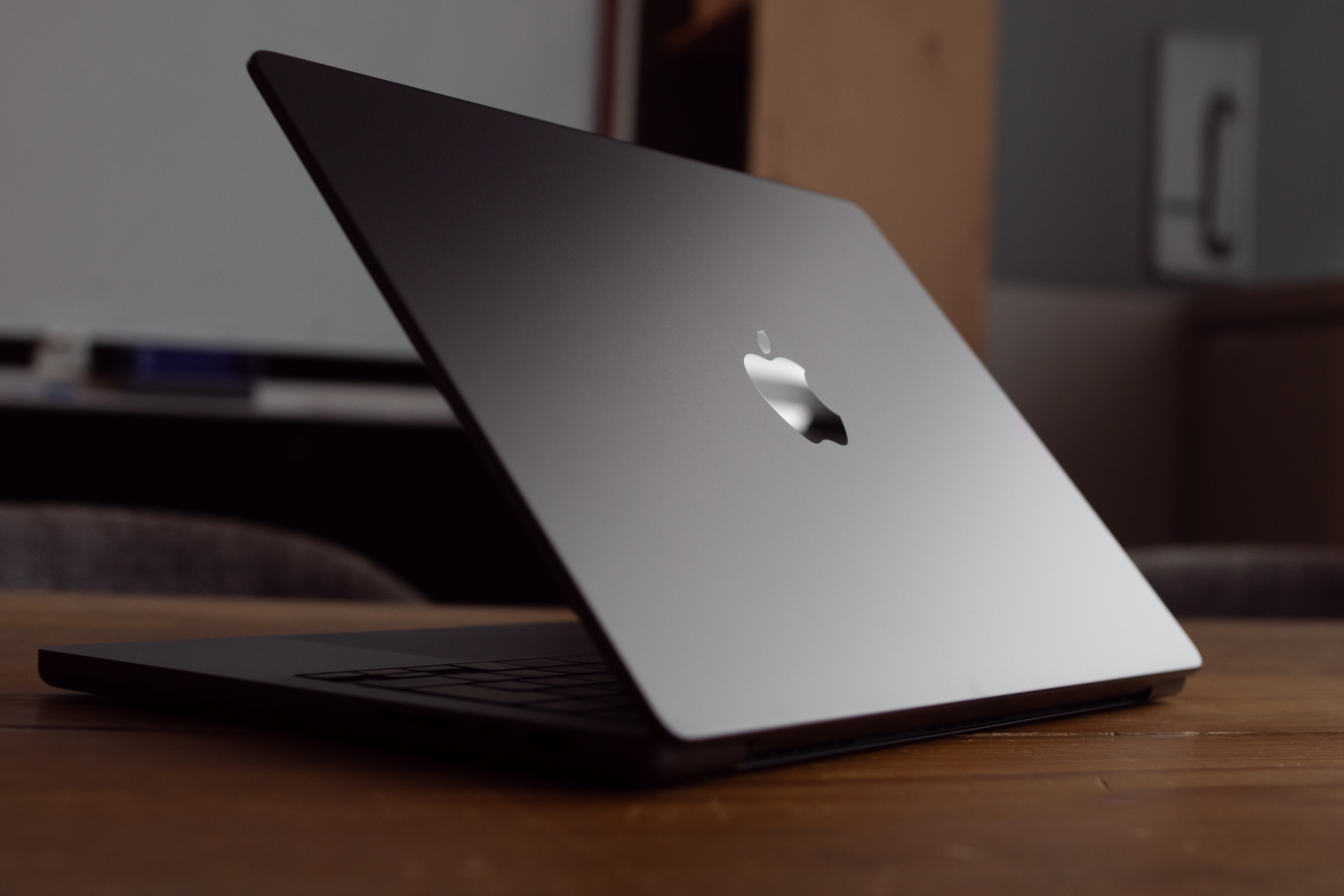 黒の魔力。スペースブラックのMacBook Proは一度見たら忘れられない