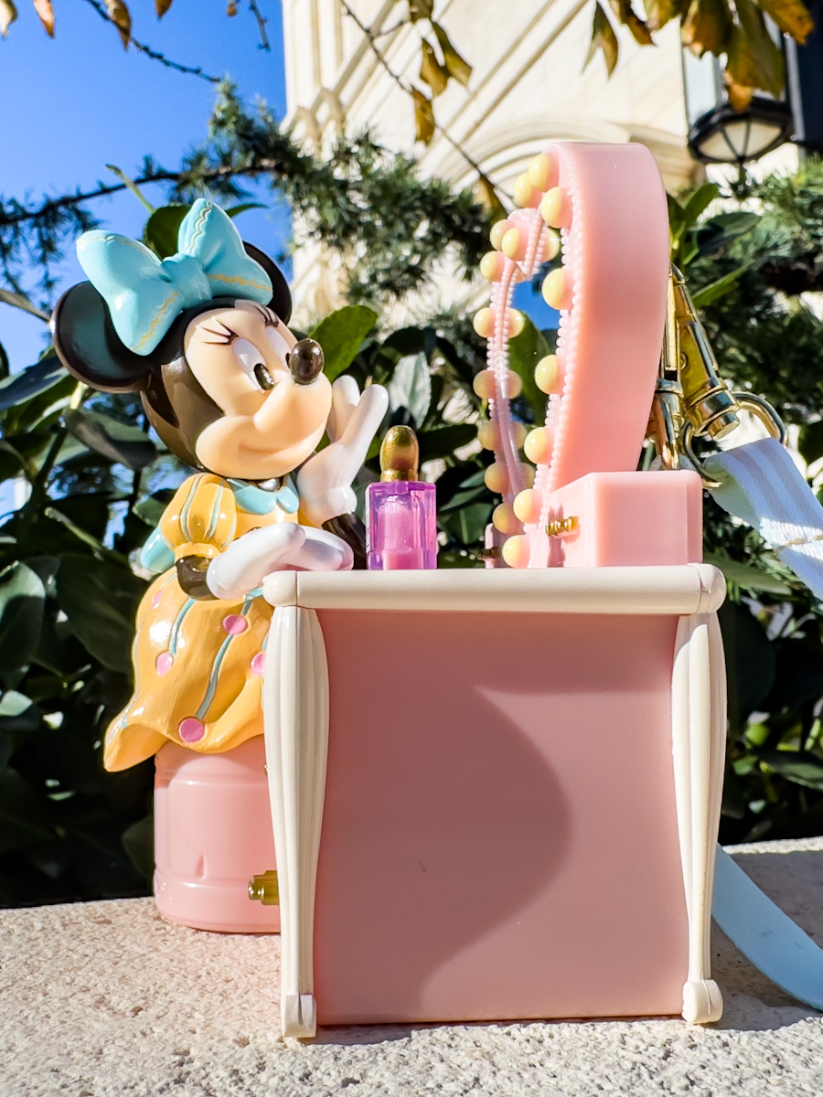 メイクするミニーマウスがかわいい！東京ディズニーリゾート ミニ