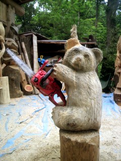 特集 | チェーンソー1本で木に命を…丸太削り出しアート作品に