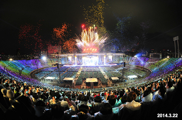 L'Arc?en?Ciel、客席が360°取り囲むステージで圧巻の 国立競技場ライブ