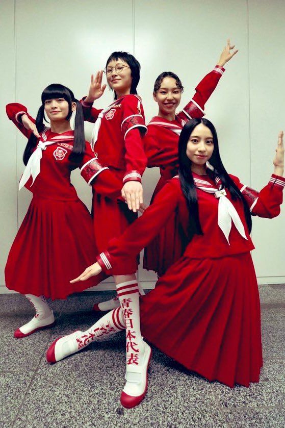 年末のお仕事① 新しい学校のリーダーズの紅白歌合戦の衣装をやらせて