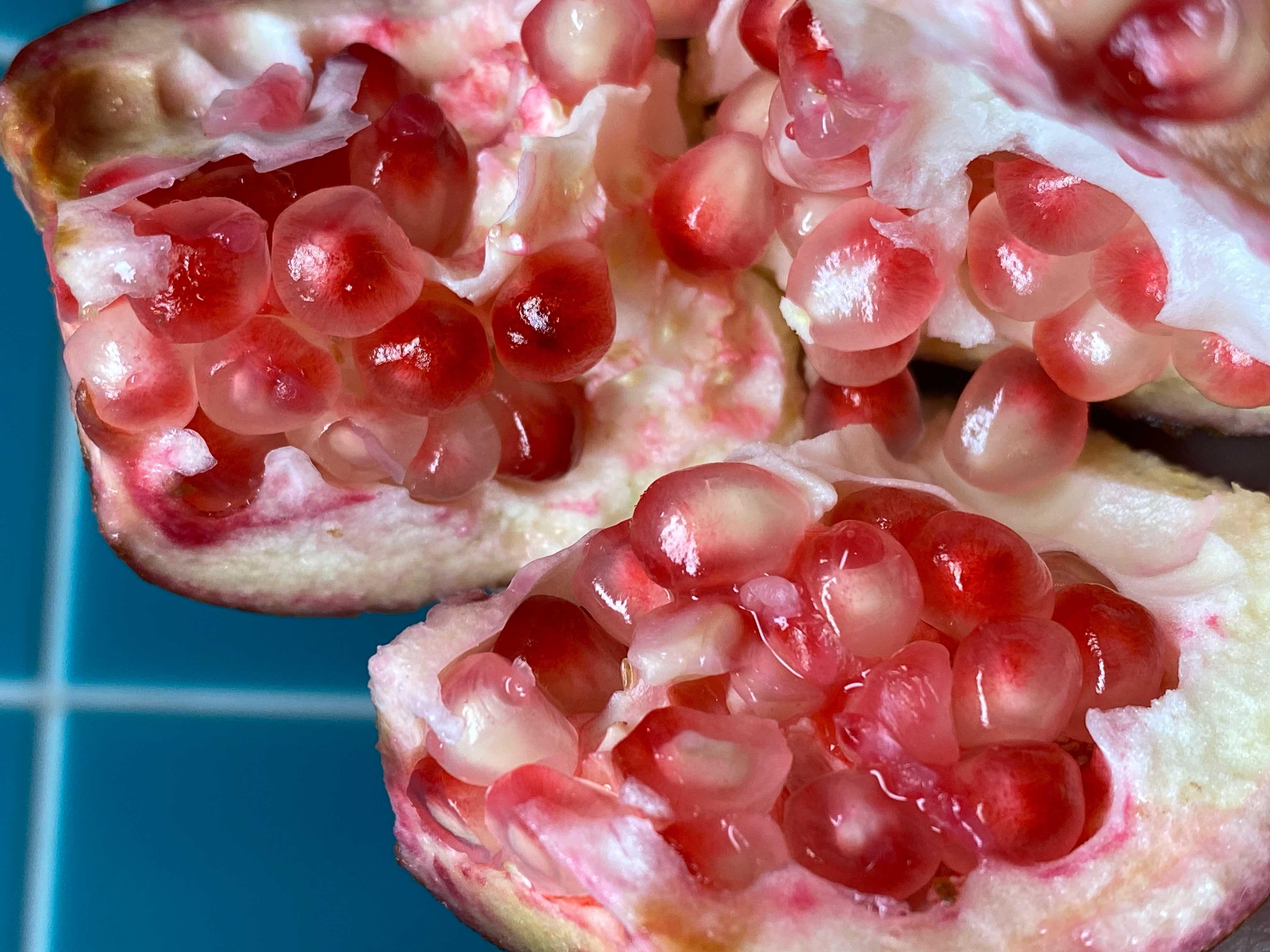 大実ザクロの赤い粒（種衣）♪♪ 皮を剥き、つぶつぶを取り出した