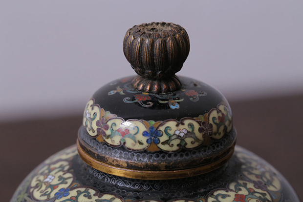 東京都世田谷区】柴田作の蝶に花鳥図七宝蓋付飾り壺を出張買取いたし