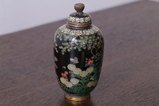 東京都世田谷区】柴田作の蝶に花鳥図七宝蓋付飾り壺を出張買取いたし